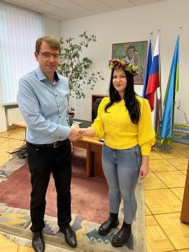 Župan sprejel aktualno moštno dčvo Ravenčanko Tamaro Ramšak (2)